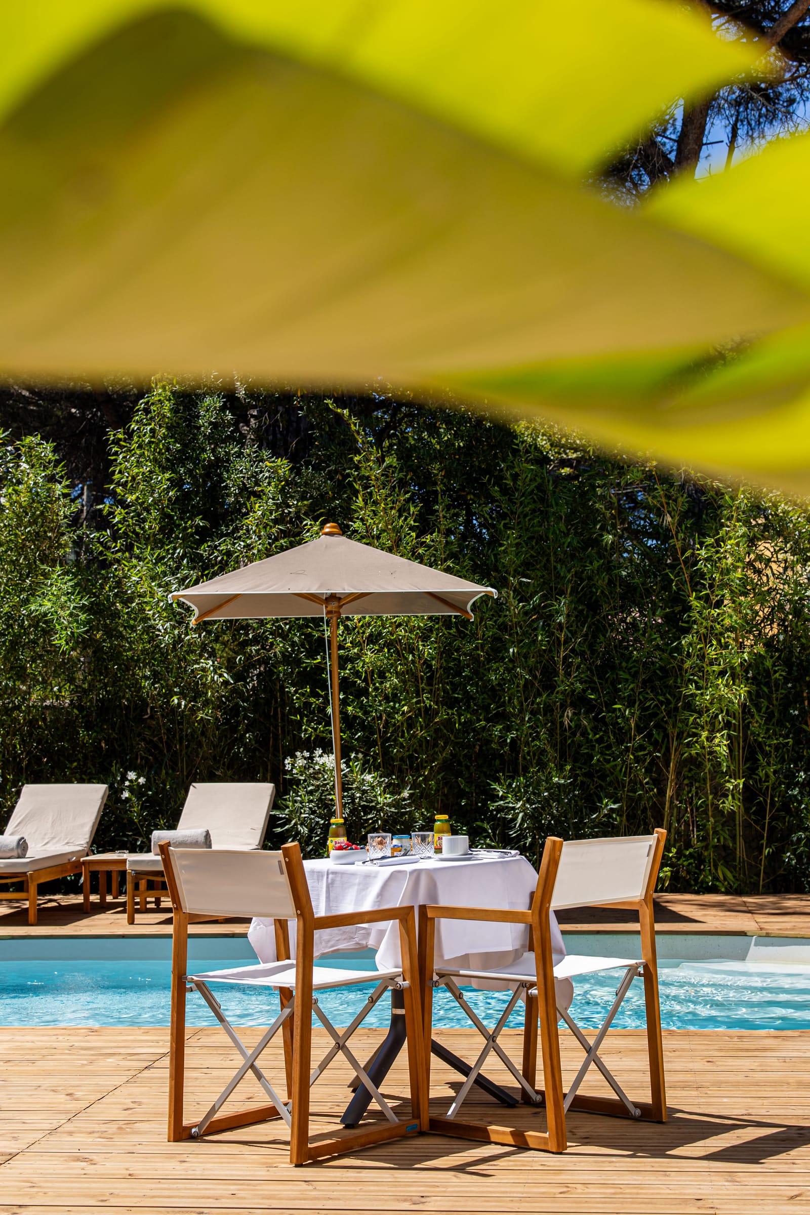 Petit-déjeuner au bord de la piscine